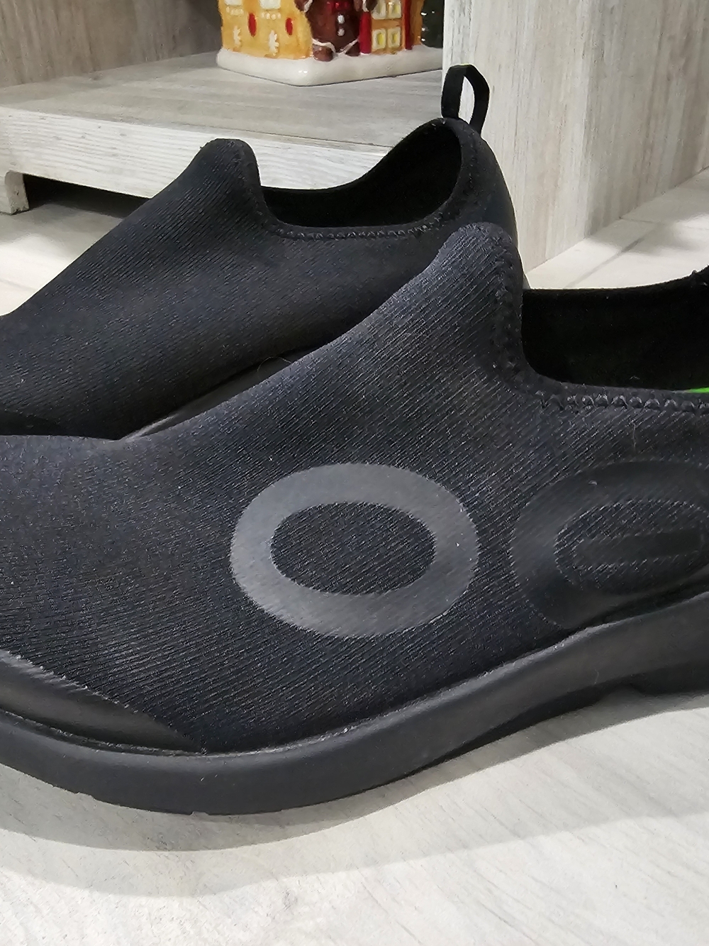 OOFOS Men's Slip-On Recovery Shoes in Black Size 11